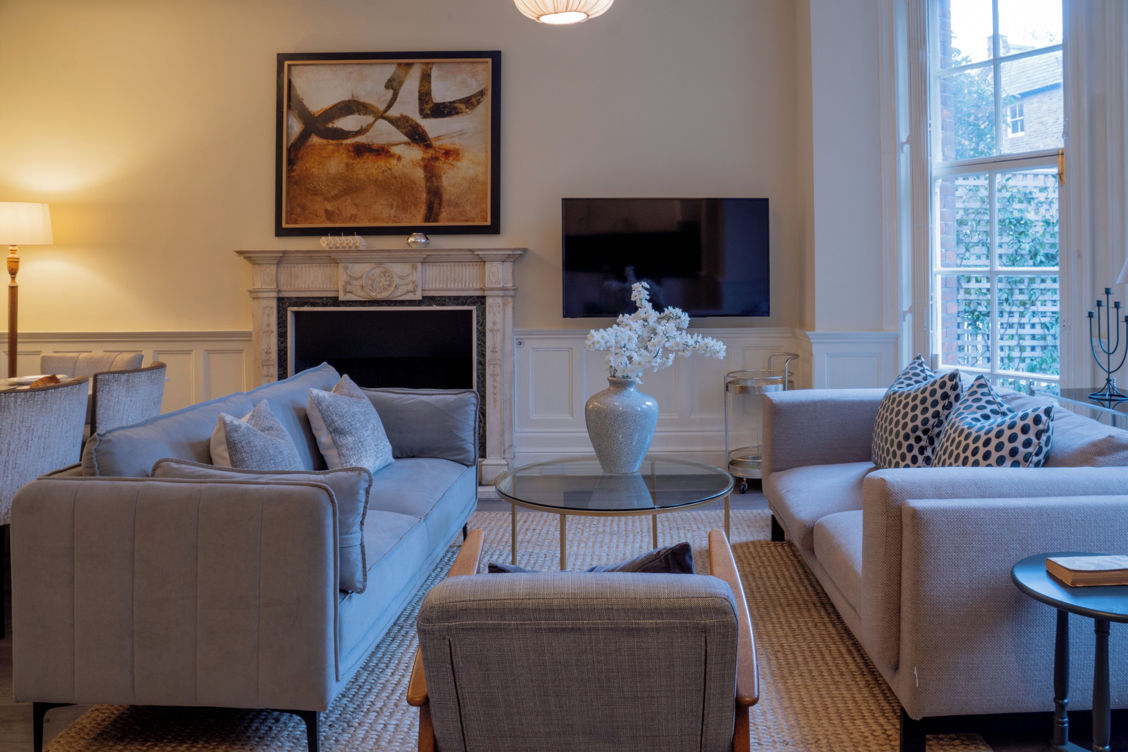 Departamento Deluxe, 3 habitaciones | Área de sala de estar | Televisión de pantalla plana, Netflix y servicios de streaming 