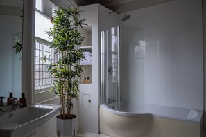 Ático de lujo, 4 habitaciones | Baño | Ducha, secador de pelo, toallas y jabón