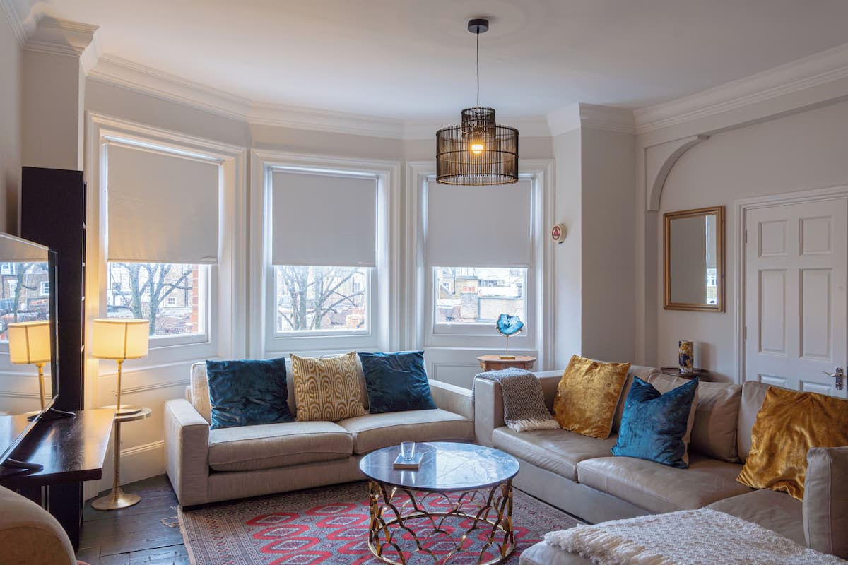 Luxe penthouse, 4 slaapkamers | Woonruimte | Een 55-cm flatscreentelevisie met satellietzenders en Netflix