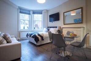 Standard Studio | Desk, iron/ironing board, free cribs/infant beds, free WiFi - The Egerton - Serviced  Apartments (London)