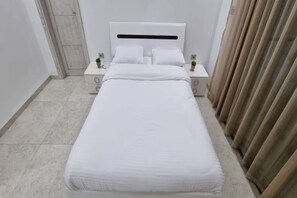 3 habitaciones, tabla de planchar con plancha, wifi y ropa de cama 