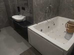 Phòng đôi Deluxe | Phòng tắm | Buồng tắm vòi sen, đồ dùng nhà tắm miễn phí, khăn tắm, xà phòng 