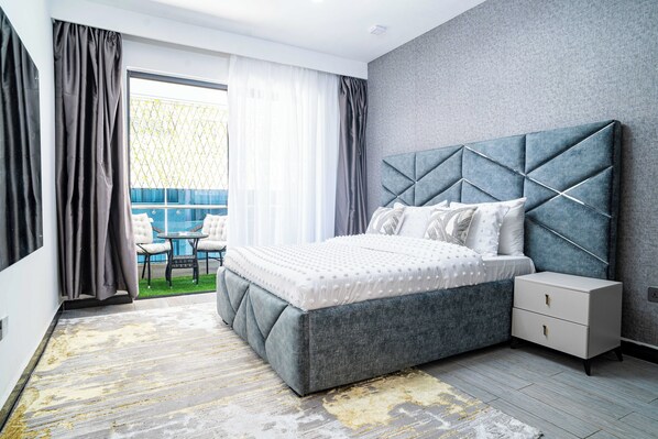 Appartement supérieur, 1 chambre, salle de bain privée, vue sur la cour intérieure | Espace de travail pour ordinateurs portables, rideaux d’obscurcissement
