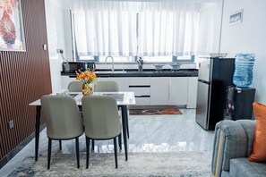 Superior Apartment, 1 Bedroom, Private Bathroom, Courtyard View | Private kitchen | Microwave, stovetop, cookware/dishes/utensils