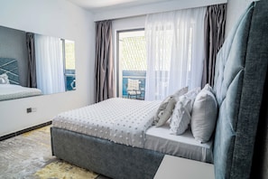 Appartement supérieur, 1 chambre, salle de bain privée, vue sur la cour intérieure | Espace de travail pour ordinateurs portables, rideaux d’obscurcissement