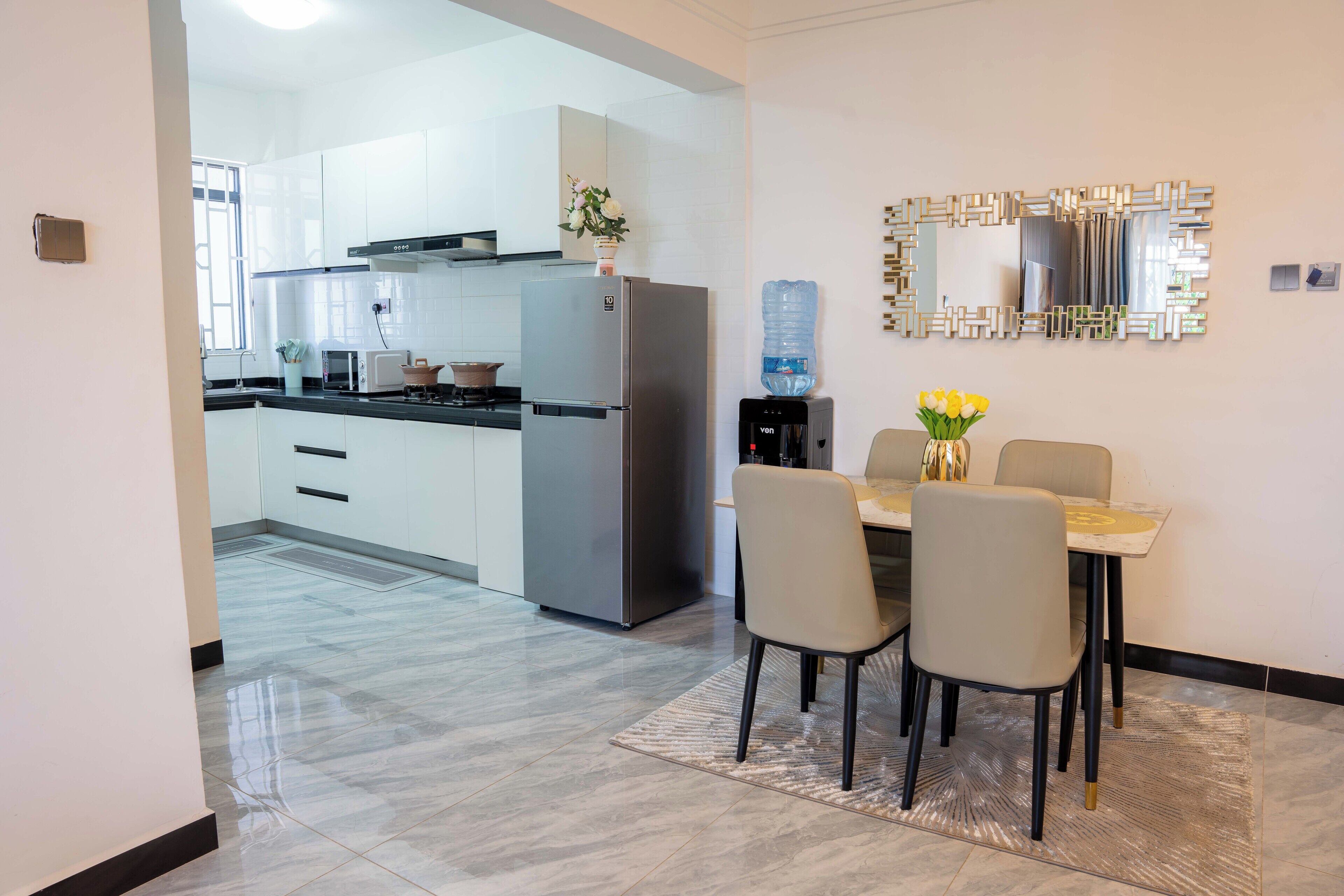 Superior Apartment, 1 Bedroom, Private Bathroom, City View | In-room dining