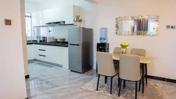 Superior Apartment, 1 Bedroom, Private Bathroom, City View | In-room dining