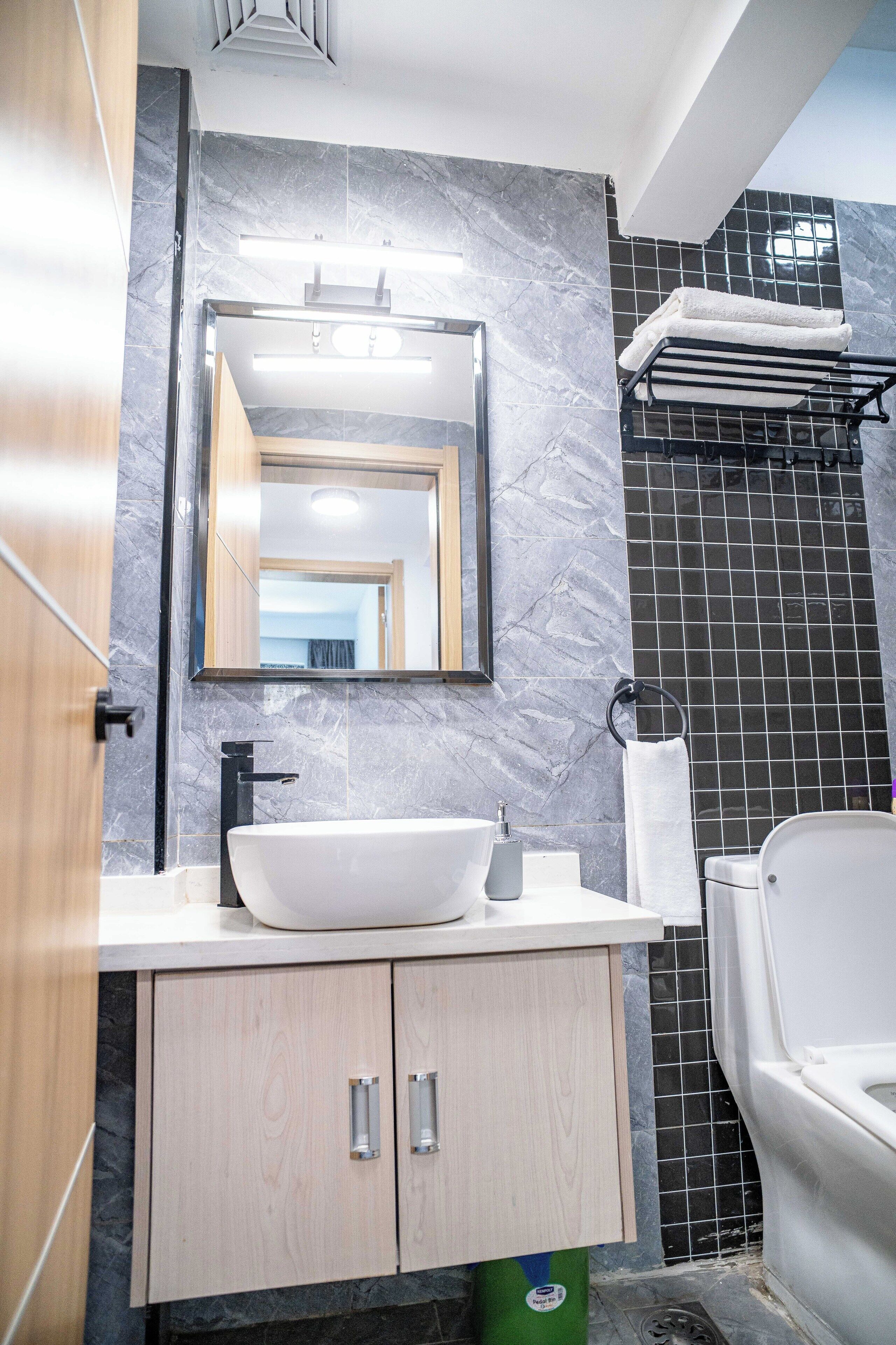 Douche, articles de toilette gratuits, chaussons, serviettes fournies