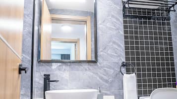 Douche, articles de toilette gratuits, chaussons, serviettes fournies