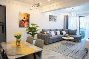 Appartement Supérieur, 1 chambre, salle de bains privée, vue ville | Coin séjour