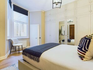 2 bedrooms, desk, iron/ironing board, travel crib - Luxury Harrods Hideaway Apartment with Outdoor Space (Greater London)