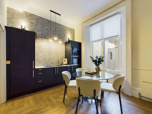 Dining - Luxury Harrods Hideaway Apartment with Outdoor Space (Greater London)