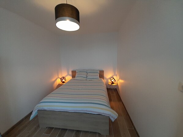 1 quarto, Wi-Fi de cortesia, roupa de cama