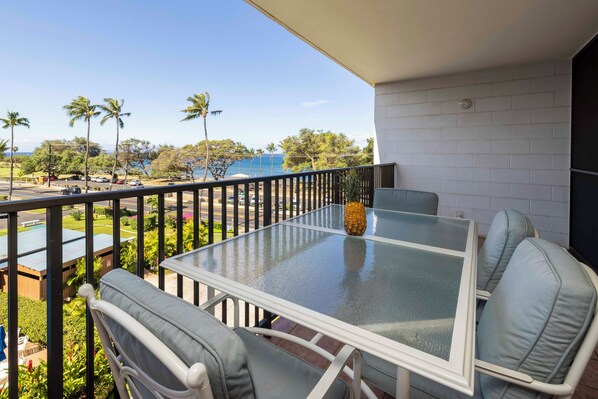 Outdoor dining - Maui Parkshore 2 Bd 2 Bth Great Ocean View Vacation rental (Kihei)