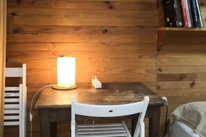 3 slaapkamers, een bureau, een strijkplank/strijkijzer, reisbedje