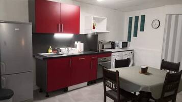 Jääkaappi, mikroaaltouuni, uuni, liesi