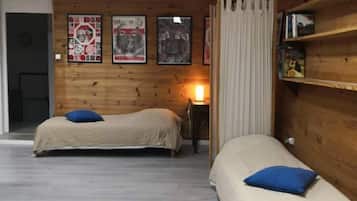 3 makuuhuonetta, työpöytä, silitysrauta/-lauta, vauvan matkasänky