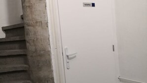 A white door with a sign indicating a toilet. - l'Atelier USU15 downtown Grenoble (Grenoble)