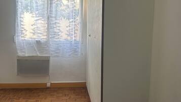 1 habitación, tabla de planchar con plancha, wifi y ropa de cama