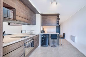 Réfrigérateur, four à micro-ondes, un four, surface de cuisson