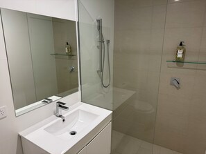 Dusche, Handtücher, Seife, Shampoo