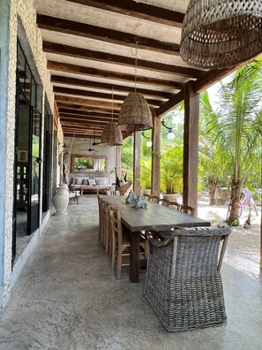 Outdoor dining - Charming 1- bedroom house with WiFi and AC in Francisco Uh May (Francisco Uh May)