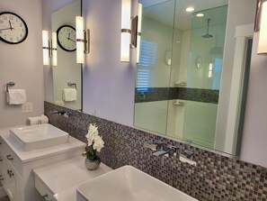 Regadera, secadora de cabello, bidet, toallas