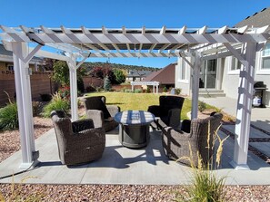 Outdoor dining - Spacious 5-BR Home. Pool Table, Air Hockey, TVs in Every Room, & Outdoor Dining (Cedar City)