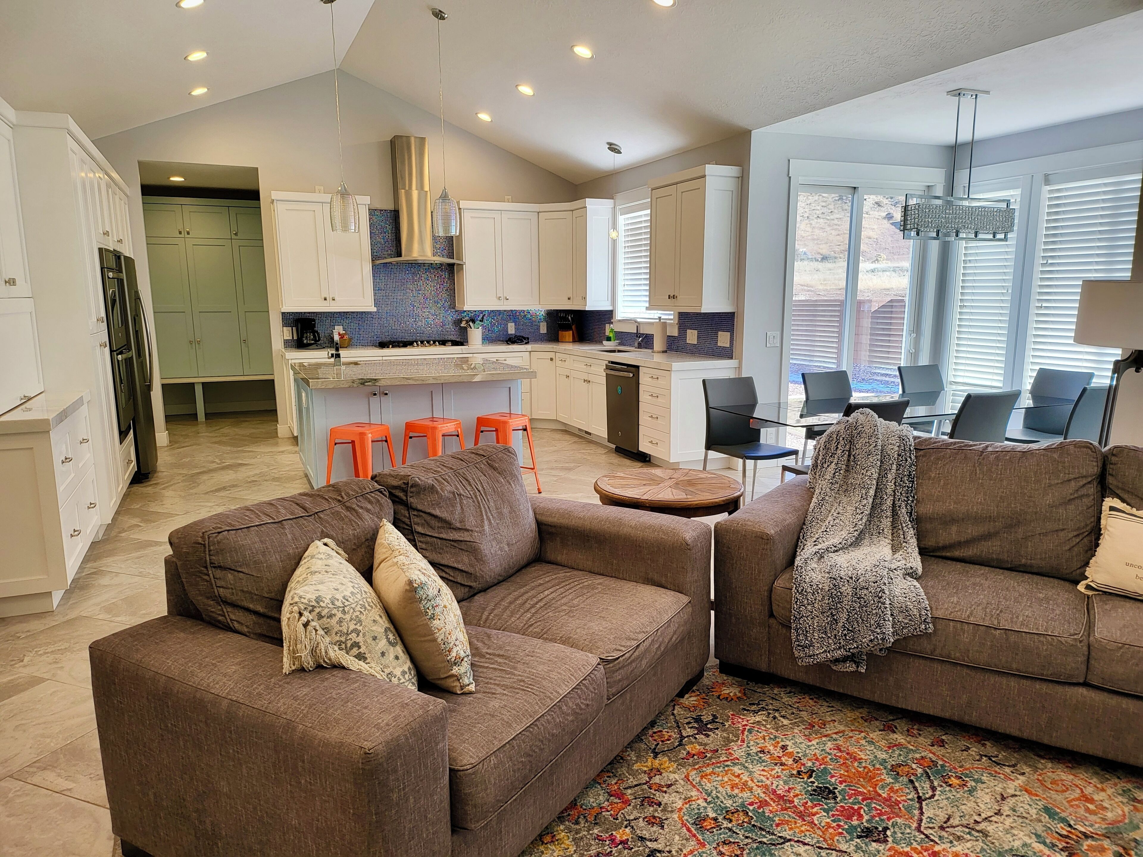 تلفزيون ذكي، مدفأة، كُتُب