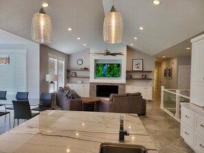 Smart TV, chimenea, libros