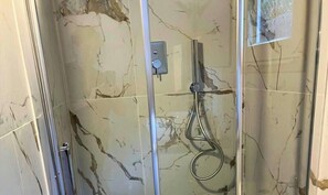 Regadera, secadora de cabello, bidet, toallas 