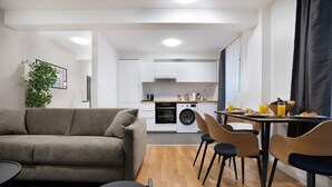 A compact living space with a kitchenette, a dining area, and a seating area. - Schöne Apartments in Bad Honnef (Bad Honnef)