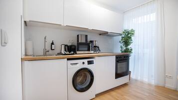 Deluxe-Apartment, 2 Schlafzimmer | Eigene Küche | Großer Kühlschrank, Mikrowelle, Ofen, Herdplatte