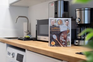 Großer Kühlschrank, Mikrowelle, Ofen, Herdplatte