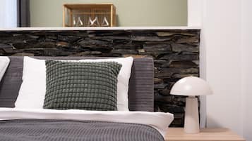 Căn hộ Deluxe, 1 giường cỡ queen và sofa giường | 1 phòng ngủ, bàn, phòng cách âm, truy cập Internet không dây miễn phí