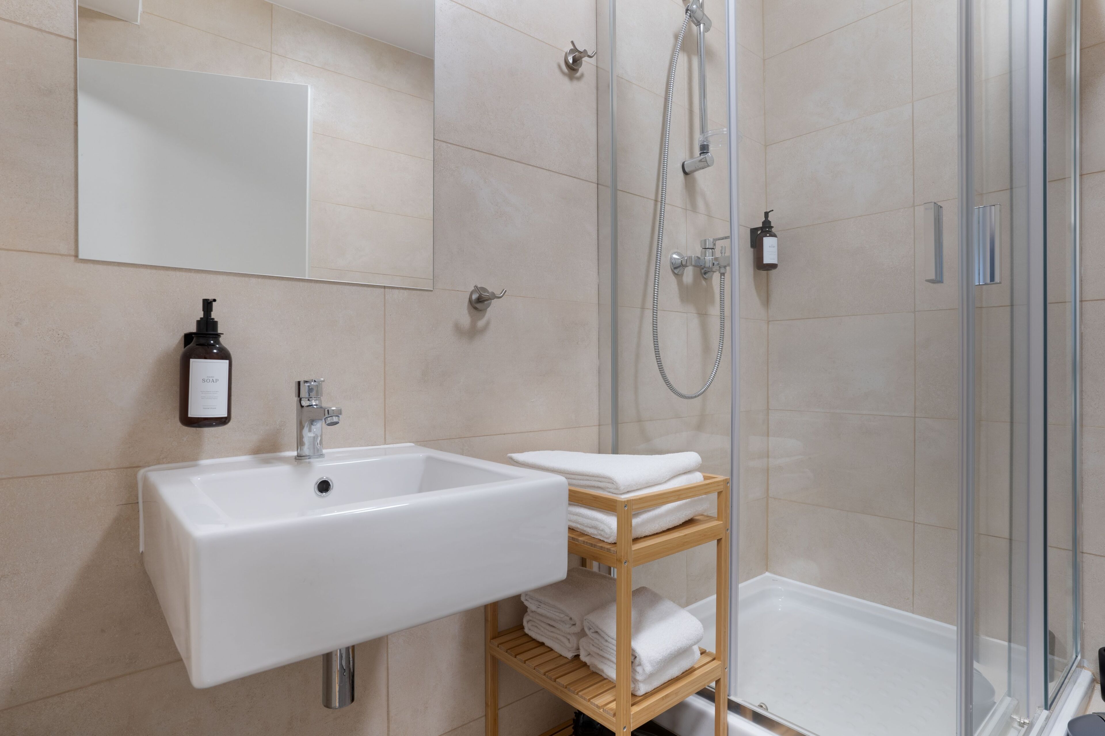 Familienapartment | Badezimmer | Dusche, kostenlose Toilettenartikel, Haartrockner, Handtücher