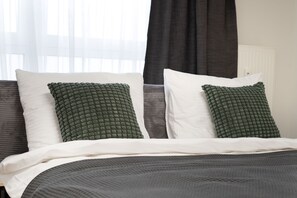 Familienapartment, 1 Schlafzimmer, Balkon | Schreibtisch, schallisolierte Zimmer, kostenloses WLAN, Bettwäsche