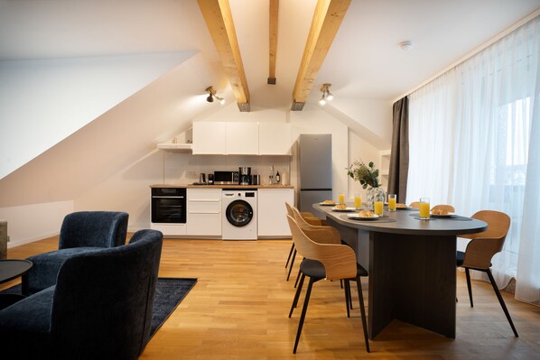 Familienapartment, 1 Schlafzimmer, Balkon | Schreibtisch, schallisolierte Zimmer, kostenloses WLAN, Bettwäsche