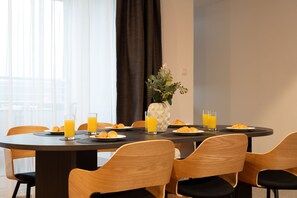 Appartement familial, 1 chambre, balcon | Bureau, système d’insonorisation, accès au Wi-Fi (inclus)