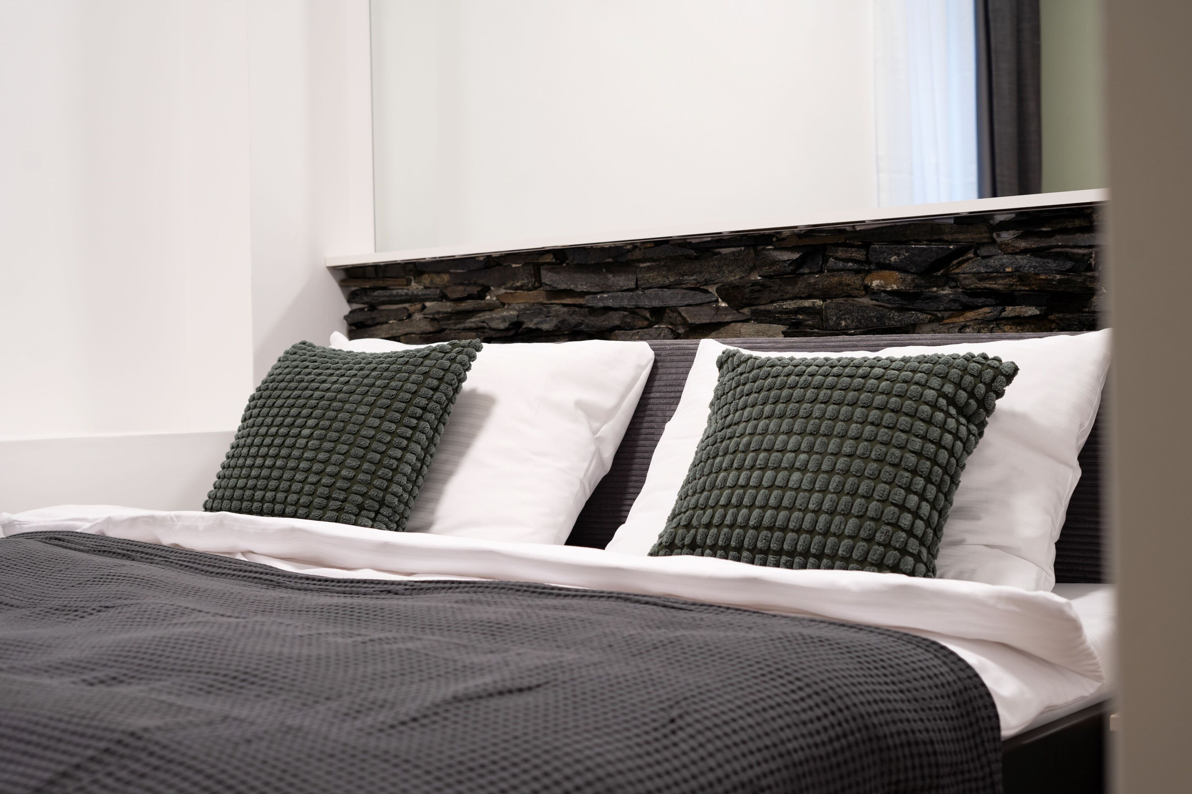 Escritorio, sistema de insonorización, wifi gratis y ropa de cama 