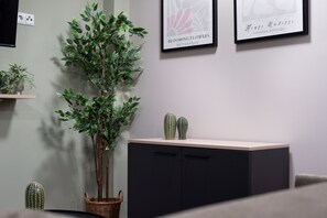 Deluxe-Apartment, 1 Queen-Bett und Schlafsofa, Terrasse | Schreibtisch, schallisolierte Zimmer, kostenloses WLAN, Bettwäsche