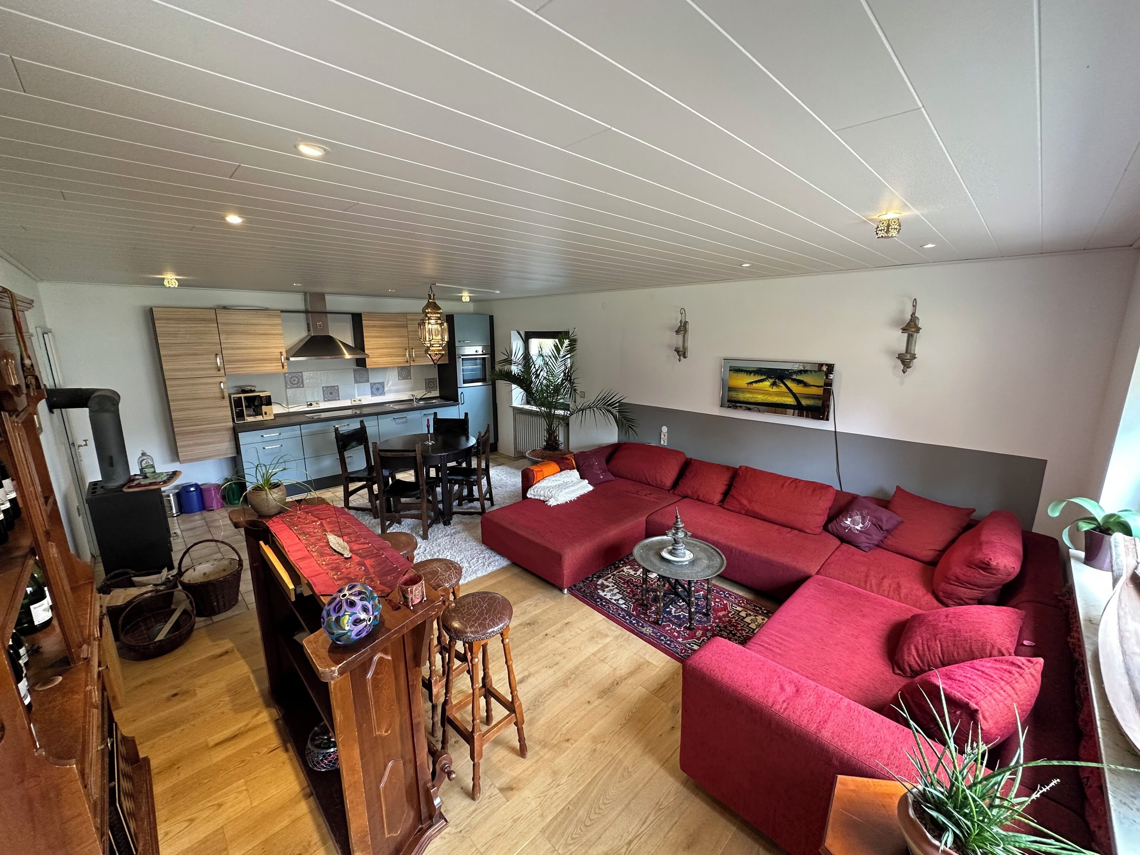 Smart-TV, Videospiele, DVD-Player, Tischtennisplatte