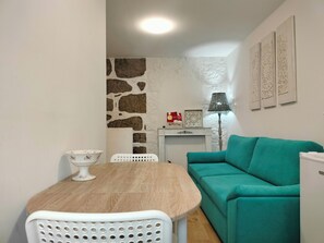 클래식 아파트, 금연, 산 전망 | 거실 공간