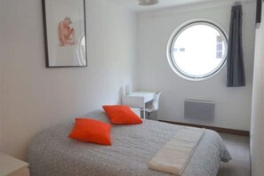 2 bedrooms, desk, iron/ironing board, travel crib