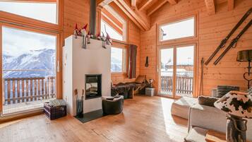 Basic Chalet | Living area | Fireplace
