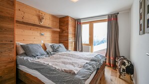 Alpehytte – basic | 3 soverom, skrivebord for bærbar PC, strykejern/-brett og sengetøy