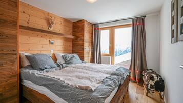Basic Chalet | 3 bedrooms, laptop workspace, iron/ironing board, bed sheets