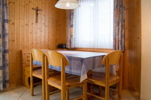 Basic Apartment | Dining