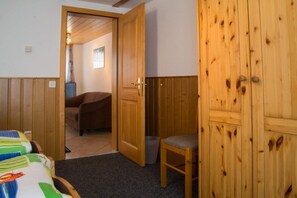 3 habitaciones, espacio para trabajar con laptop y ropa de cama