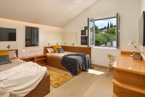 4 bedrooms, desk, iron/ironing board, WiFi